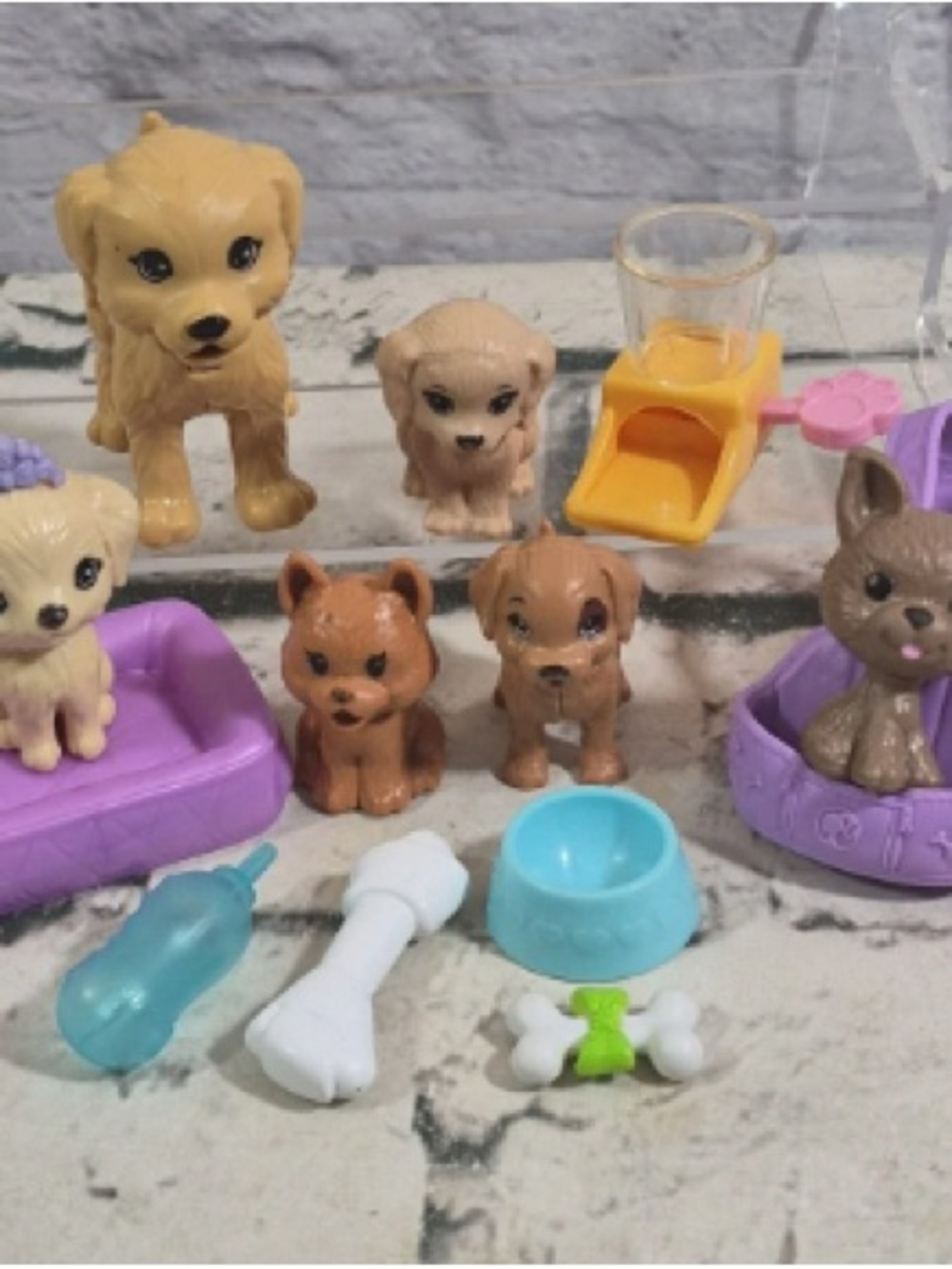 Small Pets Playset with Yellow Feeder and Purple Beds - Brown/Tan Figures